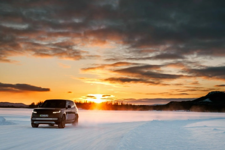 Vào tháng 2, công ty tiết lộ rằng đã có hơn 16.000 người mua đăng ký vào danh sách chờ của Range Rover Electric.