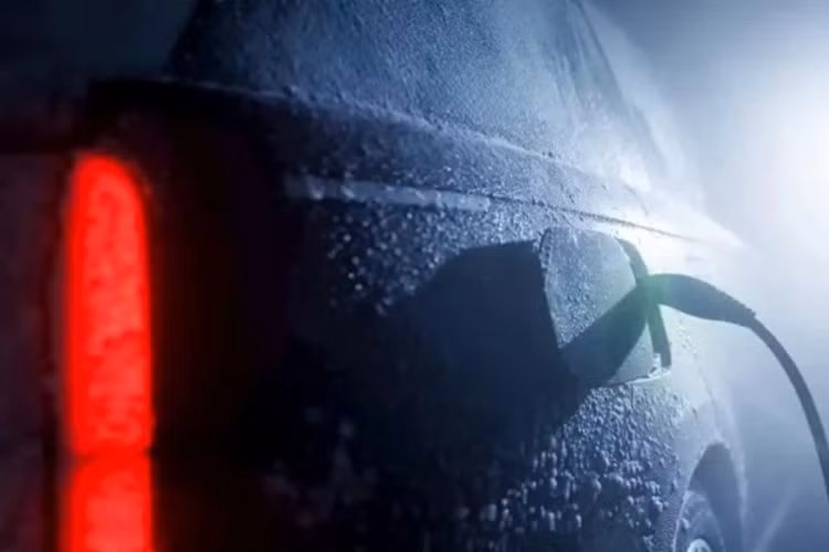 Hãng cũng hứa hẹn mẫu xe SUV Range Rover Electric sẽ vượt tất cả các mẫu SUV thuần điện hiện có trên thị trường về sức kéo, khả năng lội nước và vượt địa hình. Range Rover cho biết, chiếc xe điện đầu tiên của mình có thể di chuyển qua vùng có mực nước lên tới 850 mm, vượt qua GMC Hummer EV (812 mm).