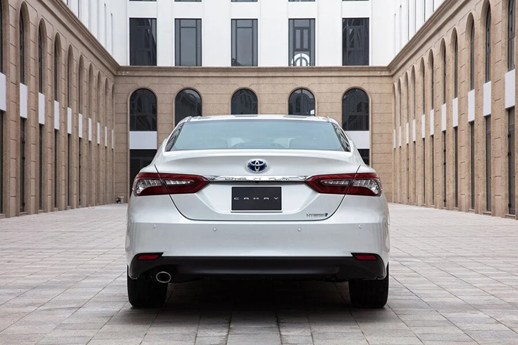 Tại thị trường Việt Nam, Toyota Camry hiện đang được phân phối với 4 phiên bản, đi cùng mức giá niêm yết từ 1,105 - 1,503 tỷ đồng.