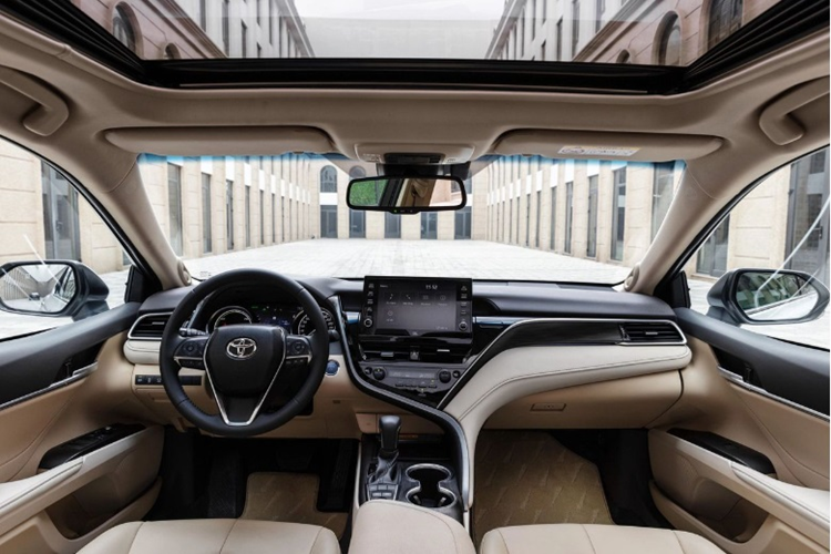 Theo đó, khách mua Toyota Camry bản động cơ xăng truyền thống được tăng thêm 3 năm bảo hành, nâng thời gian bảo hành cho mẫu xe lên 5 năm. Trong khi đó, Camry bản hybrid cũng được tăng thêm 4 năm bảo hành đối với ắc quy hybrid.