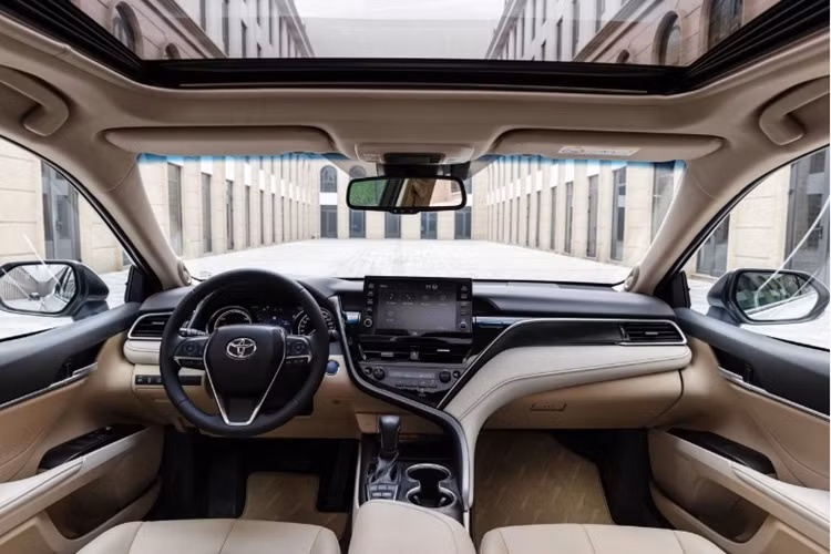 Theo đó, khách mua Toyota Camry bản động cơ xăng truyền thống được tăng thêm 3 năm bảo hành, nâng thời gian bảo hành cho mẫu xe lên 5 năm. Trong khi đó, Camry bản hybrid cũng được tăng thêm 4 năm bảo hành đối với ắc quy hybrid.