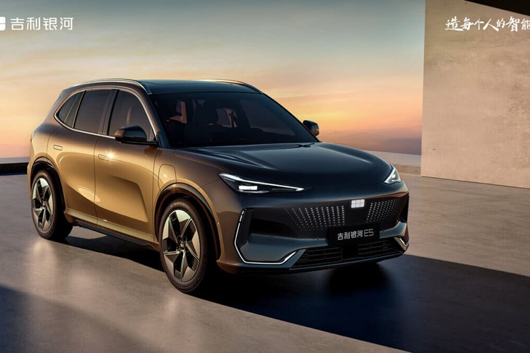 Mức giá xe Geely Galaxy E5 2024 bán dao động từ 112.800 - 148.800 nhân dân tệ (tương đương 397 - 523,7 triệu đồng). Galaxy E5 được phát triển trên trên nền tảng khung gầm GEA mới kế thừa từ nền tảng SEA.