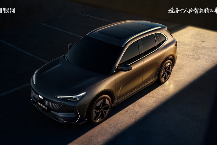 Geely Galaxy E5 2024 mới sử dụng công nghệ tích hợp pin vào thân xe (CTB) để đạt được tỷ lệ tải trục trước:sau là 50:50. Điều này không chỉ giảm trọng lượng, hạ thấp trọng tâm mà còn tăng cường độ cứng.