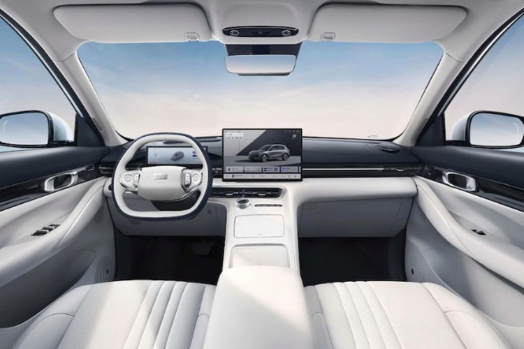 Theo công bố, Galaxy E5 có hệ số cản không khí là 0,269 Cd và được trang bị bánh xe có thiết kế khí động học, đi kèm bộ lốp kích thước 235/50 R19.