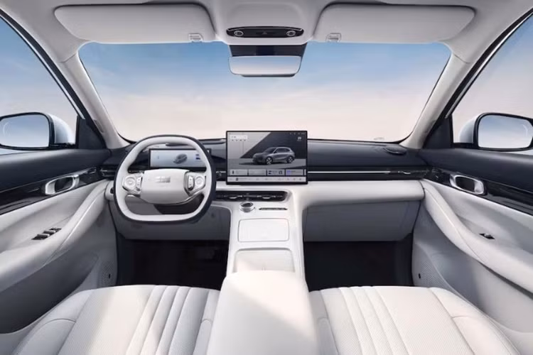 Theo công bố, Galaxy E5 có hệ số cản không khí là 0,269 Cd và được trang bị bánh xe có thiết kế khí động học, đi kèm bộ lốp kích thước 235/50 R19.