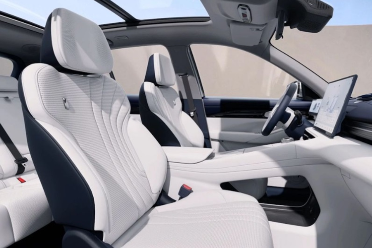 Tất cả các phiên bản của Galaxy E5 đều được trang bị mô-tơ điện có công suất tối đa 215 mã lực và mô-men xoắn cực đại 320 Nm, cho khả năng tăng tốc từ 0-100 km/h trong 6,9 giây. Xe được cung cấp hai cấu hình pin là 49,52 kWh và 60,22 kWh, mang đến phạm vi hoạt động lần lượt là 440 km và 530 km.