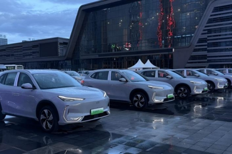 Phiên bản cao cấp sẽ được bổ sung dàn âm thanh 16 loa cùng với hệ thống Flyme Auto, nhằm mang đến trải nghiệm như khi sử dụng smartphone. Xe cũng được trang bị bộ vi xử lý 7 nm Dragon Eagle One của Trung Quốc.