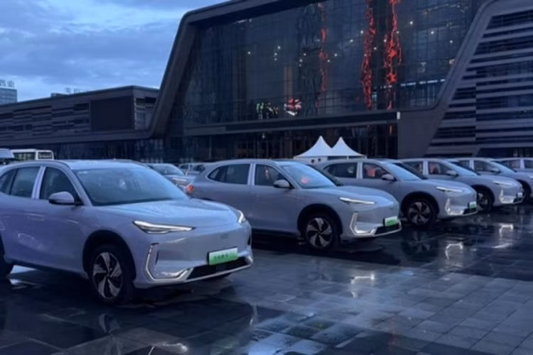 Phiên bản cao cấp sẽ được bổ sung dàn âm thanh 16 loa cùng với hệ thống Flyme Auto, nhằm mang đến trải nghiệm như khi sử dụng smartphone. Xe cũng được trang bị bộ vi xử lý 7 nm Dragon Eagle One của Trung Quốc.