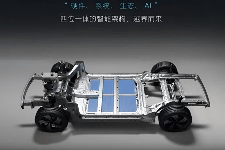 Về nội thất, bên trong khoang cabin của Galaxy E5 được thiết kế rộng rãi, thoải mái cùng các trang bị tiện ích như: màn hình thông tin giải trí trung tâm 15,4 inch; bảng đồng hồ dành cho người lái 10,2 inch phía sau vô lăng và màn hình HUD.