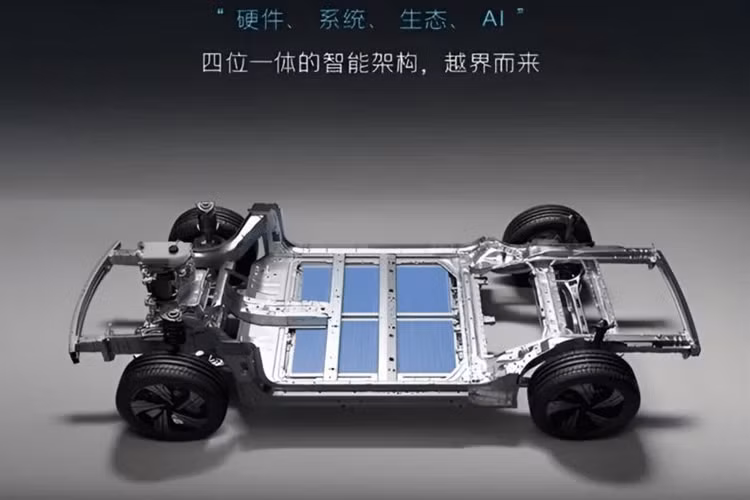 Về nội thất, bên trong khoang cabin của Galaxy E5 được thiết kế rộng rãi, thoải mái cùng các trang bị tiện ích như: màn hình thông tin giải trí trung tâm 15,4 inch; bảng đồng hồ dành cho người lái 10,2 inch phía sau vô lăng và màn hình HUD.