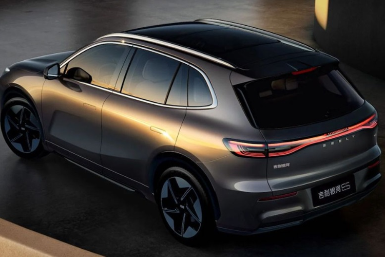 Geely Galaxy E5 2024 chạy điện có tới 33 ngăn chứa đồ, bao gồm các ngăn kéo thêm dưới cửa gió phía sau và một ngăn khác dưới ghế sau.