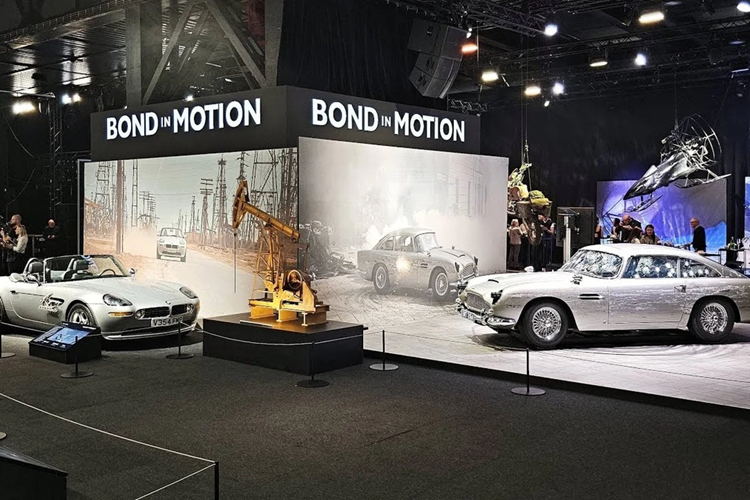 Triển lãm Bond in Motion tại Praha, Cộng hòa Czech là một cơ hội hiếm hoi cho những người hâm mộ chuỗi phim bom tấn James Bond 007 trực tiếp chiêm ngưỡng những mẫu xe từng xuất hiện cùng chàng điệp viên người Anh.