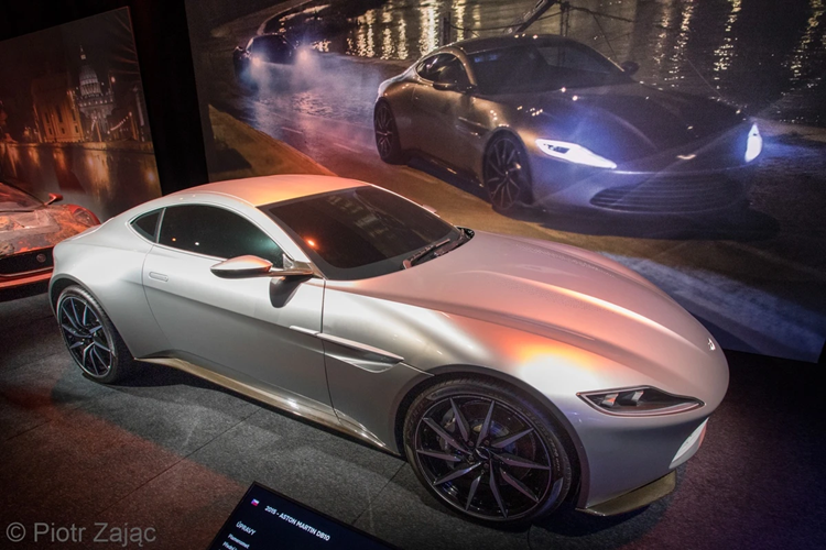 Đối thủ của chiếc Jaguar C-X75 chính là mẫu xe bespoke Aston Martin DB10. Vào năm 2016, 1 trong 10 chiếc DB10 đã được đấu giá thành công với giá 3,5 triệu USD.