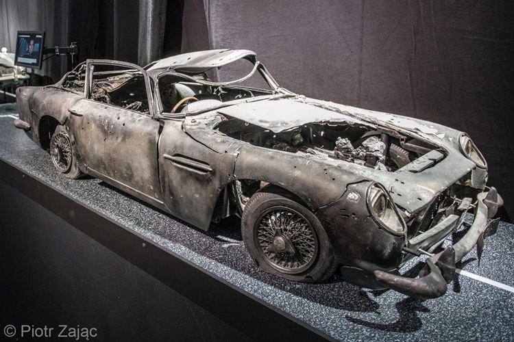 Triển lãm này cũng có sự góp mặt của chiếc DB5 trong "Goldfinger", cũng như chiếc DB5 bị phá hủy hoàn toàn trong tập phim "Skyfall".