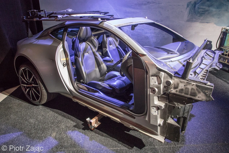 Đoàn làm phim còn đặt riêng một khung xe hoàn chỉnh của chiếc DB10 nhằm phục vụ cho phân đoạn James Bond phóng ghế phản lực từ chiếc xe.