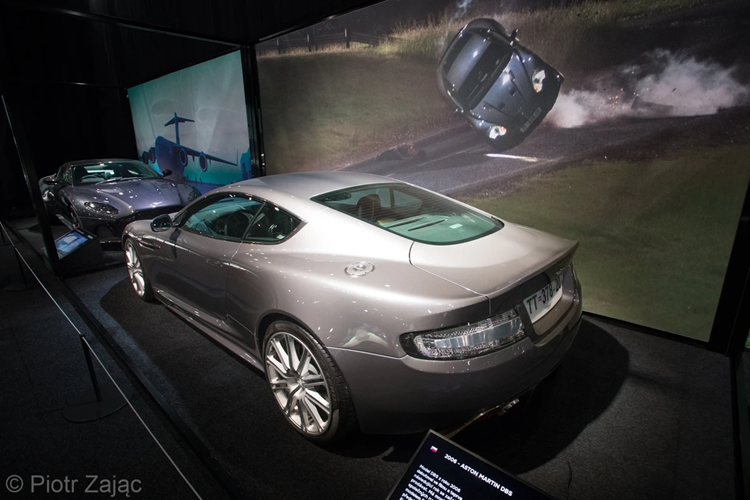 Aston Martin DBS là mẫu xe thay thế cho chiếc Vanquish thế hệ đầu tiên, ra mắt vào năm 2007. Đây cũng là chiếc xe đánh dấu thời kỳ nhân vật James Bond mới do Daniel Craig thủ vai trong "Casino Royale" vào năm 2006. Điều thú vị là thời điểm ra mắt bộ phim, Aston Martin vẫn chưa chính thức công bố mẫu xe này.