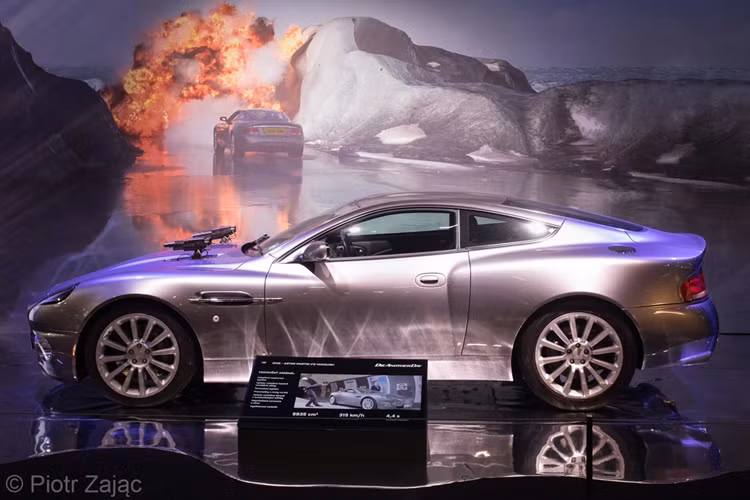 Trong phần phim "Die Another Day" sản xuất năm 2002, chiếc xe được tài tử Pierce Brosnan cầm lái sở hữu hàng loạt trang bị như súng shotgun, súng máy, tên lửa...