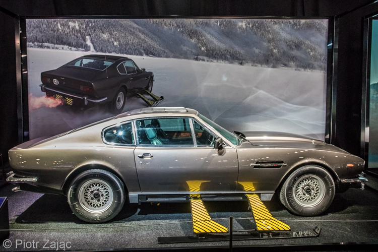 Aston Martin V8 đời 1973 xuất hiện trong tập phim "The Living Daylights" được trang bị bộ ván trượt tuyết đặc biệt. Chiếc xe này cũng chính là nguồn cảm hứng cho Aston Martin ra mắt phiên bản đặc biệt Vantage 007 Edition vào năm 2020.