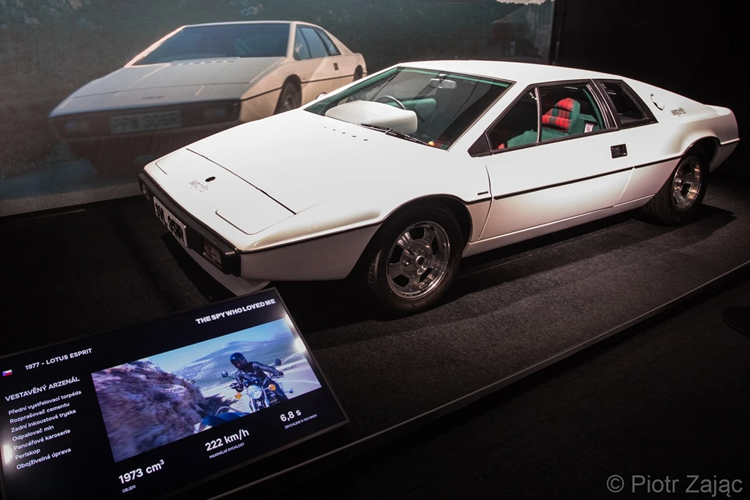 Lotus Esprit S1 xuất hiện trong phần phim "The Spy Who Loved Me", ra mắt vào năm 1977. Chiếc xe được chế tạo để có thể biến hình thành một chiếc tàu ngầm mini và có thể bắn tên lửa từ dưới nước