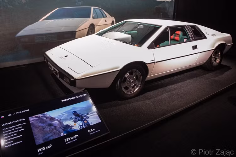 Lotus Esprit S1 xuất hiện trong phần phim "The Spy Who Loved Me", ra mắt vào năm 1977. Chiếc xe được chế tạo để có thể biến hình thành một chiếc tàu ngầm mini và có thể bắn tên lửa từ dưới nước