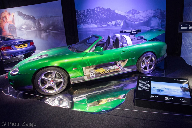 Cũng trong phần phim này, Bond phải đối đầu với tên phản diện Zao với chiếc Jaguar XKR đời 1998. Chiếc xe này được trang bị nhiều vũ khí như súng Gatling, tên lửa...