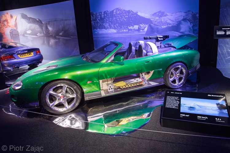 Cũng trong phần phim này, Bond phải đối đầu với tên phản diện Zao với chiếc Jaguar XKR đời 1998. Chiếc xe này được trang bị nhiều vũ khí như súng Gatling, tên lửa...