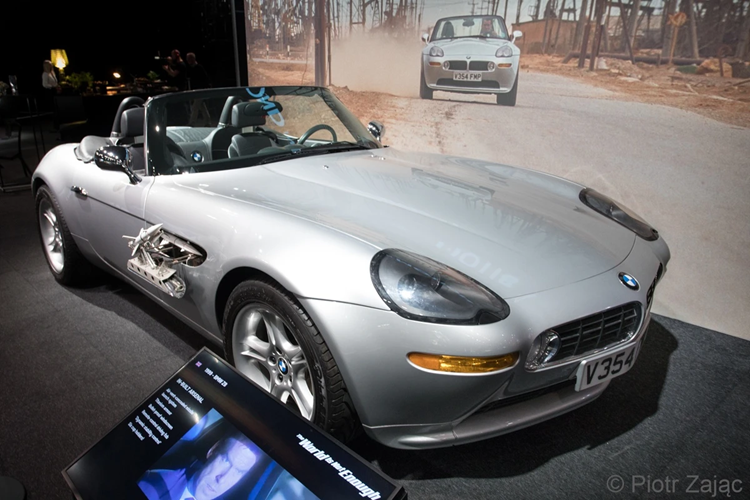 Một trong những lần James Bond không sử dụng Aston Martin làm phương tiện di chuyển là tập "The World Is Not Enough" ra rạp vào năm 1999. Nhân vật 007 do Pierce Brosnan thủ vai sử dụng mẫu xe mui trần BMW Z8 với nhiều trang bị ấn tượng như tên lửa, khả năng điều khiển từ xa...