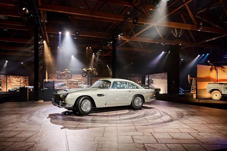 Có khoảng 85 hiện vật trong bộ sưu tập đặc biệt này, xuyên suốt trong hành trình 25 bộ phim điện ảnh được chuyển thể từ tiểu thuyết của nhà văn Ian Fleming.