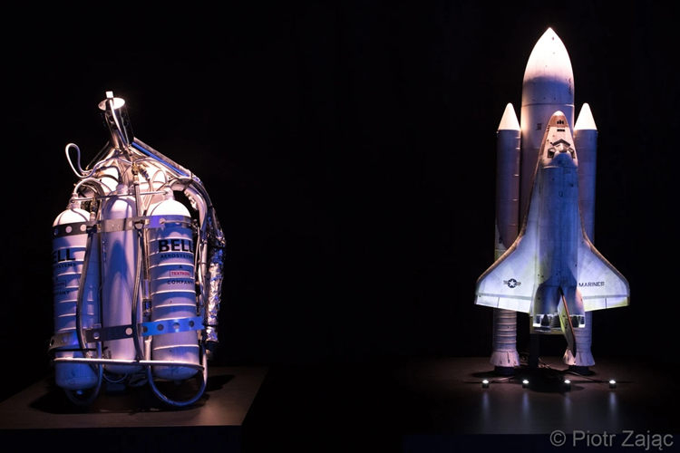 Nhiều mô hình và kỷ vật quan trọng khác cũng xuất hiện tại triển lãm Bond in Motion. Hiện tại, nhà sản xuất cho loạt phim bom tấn này vẫn chưa tìm được diễn viên nào để thay thế Daniel Craig để thủ vai chàng điệp viên xuất chúng này.