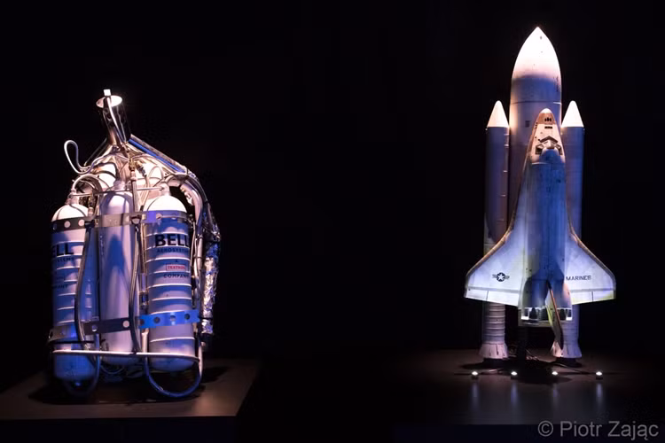 Nhiều mô hình và kỷ vật quan trọng khác cũng xuất hiện tại triển lãm Bond in Motion. Hiện tại, nhà sản xuất cho loạt phim bom tấn này vẫn chưa tìm được diễn viên nào để thay thế Daniel Craig để thủ vai chàng điệp viên xuất chúng này.