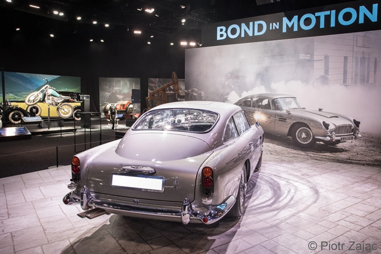 Vào năm 2022, 1 trong 8 chiếc DB5 bản mô phỏng dùng trong "No Time to Die" đã được đấu giá thành công với số tiền 2,922 triệu bảng Anh (hơn 3,7 triệu USD).