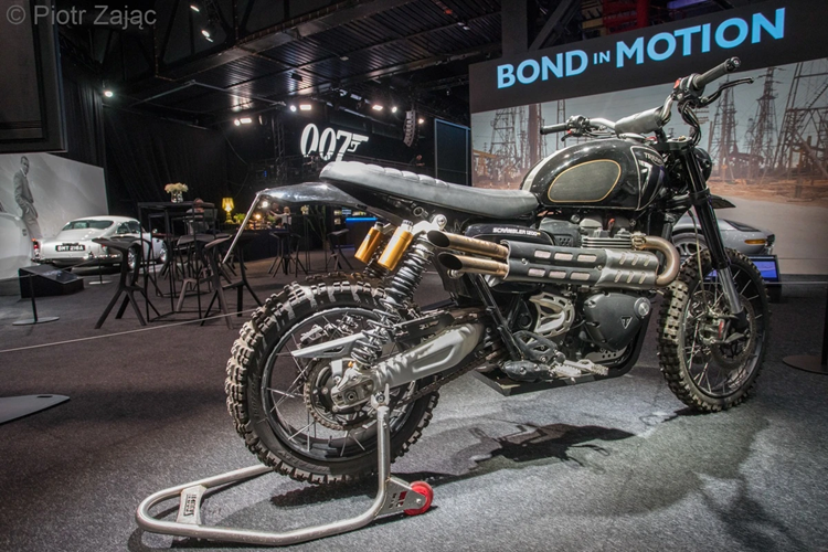 Không chỉ có xe hơi, chàng điệp viên này có thể sử dụng thành thạo bất kỳ phương tiện nào. Chiếc Triumph Scrambler 1200 XE được James Bond sử dụng trong phân cảnh truy đuổi gay cấn tại Matera trong "No Time to Die".