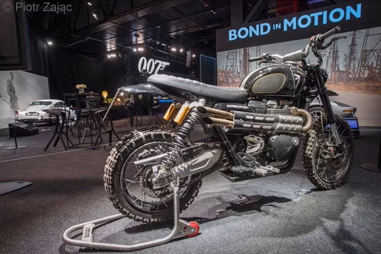 Không chỉ có xe hơi, chàng điệp viên này có thể sử dụng thành thạo bất kỳ phương tiện nào. Chiếc Triumph Scrambler 1200 XE được James Bond sử dụng trong phân cảnh truy đuổi gay cấn tại Matera trong "No Time to Die".
