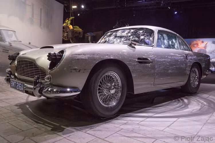 Những chiếc xe được giữ nguyên hiện trạng như trên màn ảnh, đơn cử như chiếc Aston Martin DB5 trong "No Time to Die" với nhiều vết trầy xước và lỗ đạn bắn trên kính cửa sổ.