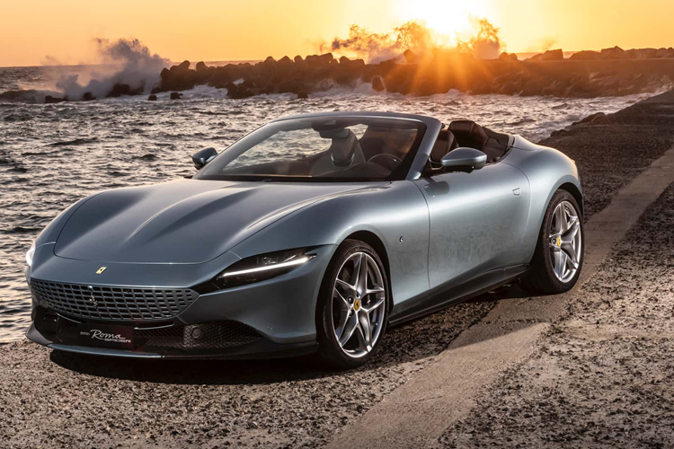 Ferrari đã loại bỏ phần mái của chiếc coupe Roma để tạo ra chiếc Ferrari Roma Spider 2024 mới – mẫu xe kế nhiệm Portofino M. Mẫu xe này được thừa hưởng cảm hứng thiết kế mui vải mềm từ mẫu xe 365 GTS/4 đã tạo nên tiền đề của chiếc Ferrari động cơ đặt trước có mui vải.