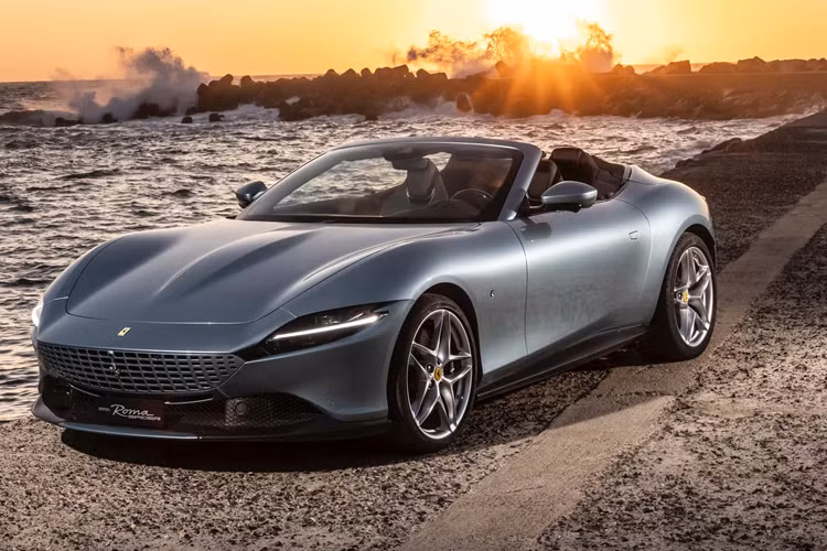 Ferrari đã loại bỏ phần mái của chiếc coupe Roma để tạo ra chiếc Ferrari Roma Spider 2024 mới – mẫu xe kế nhiệm Portofino M. Mẫu xe này được thừa hưởng cảm hứng thiết kế mui vải mềm từ mẫu xe 365 GTS/4 đã tạo nên tiền đề của chiếc Ferrari động cơ đặt trước có mui vải.