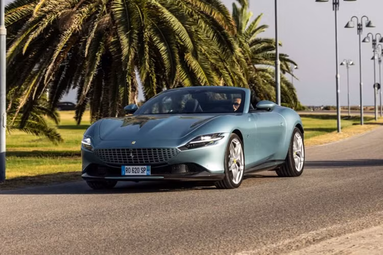 Trái tim Roma Spider 2024 không thay đổi, xe vẫn được trang bị khối động cơ V8 dung tích 3.9 lít tăng áp sản sinh công suất 612 mã lực và mô-men xoắn 761 Nm. Sức mạnh này được truyền tới bánh sau thông qua hộp số tự động ly hợp kép 8 cấp.