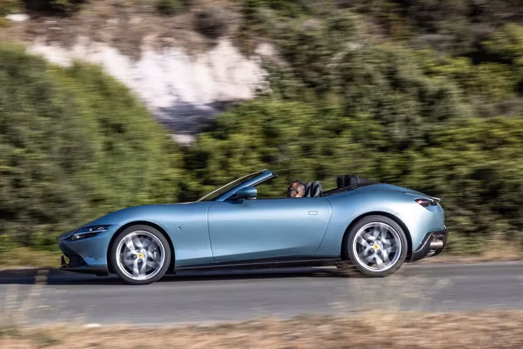 Dưới sự dẫn dắt của giám đốc thiết kế Flavio Manzoni, Ferrari là nhà sản xuất ô tô thành công nhất trong lịch sử tổ chức sự kiện này khi giành được 29 giải thưởng Red Dot Awards trong 10 năm qua.