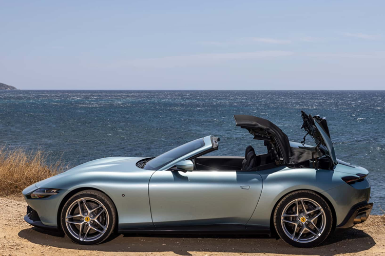 Ferrari cũng tăng cường độ cứng cho phần sau của khung xe và tuyên bố Roma Spider chỉ nặng hơn 84 kg so với bản coupe. Phần mui mềm được dệt bằng vải nhiều lớp đặc biệt có thể đóng và mở lên chỉ trong chu trình 13,5 giây ở tốc độ lên đến 60 km/h.