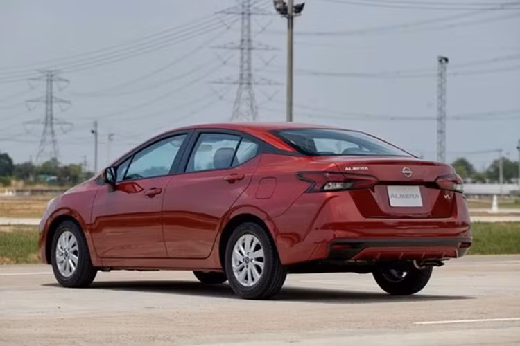 Phiên bản cao nhất SR có màn hình trung tâm 8 inch thay vì 7 inch, sưởi hàng ghế trước, khởi động xe từ xa... Cung cấp sức mạnh cho Nissan Almera 2024 vẫn là động cơ xăng 3 xy-lanh, tăng áp, dung tích 1.0L, tạo ra công suất tối đa 100 mã lực và mô-men xoắn cực đại 152 Nm.