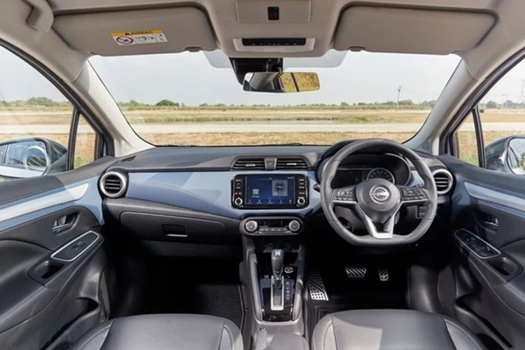 Nissan Almera 2024 tại Thái Lan có được bổ sung màu ngoại thất mới là Grey Sky Pearl, có thể thay đổi màu tùy theo ánh sáng xung quanh. Trong môi trường ánh sáng yếu, màu ngả về màu tím nhưng dưới ánh sáng mặt trời đầy đủ, xe sẽ có màu xanh lam.