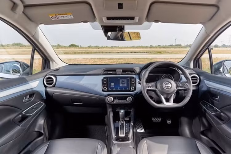 Nissan Almera 2024 tại Thái Lan có được bổ sung màu ngoại thất mới là Grey Sky Pearl, có thể thay đổi màu tùy theo ánh sáng xung quanh. Trong môi trường ánh sáng yếu, màu ngả về màu tím nhưng dưới ánh sáng mặt trời đầy đủ, xe sẽ có màu xanh lam.