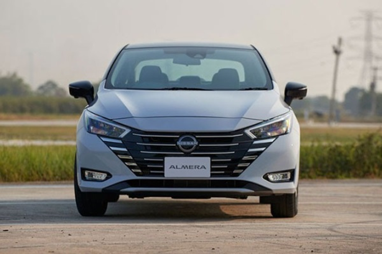 Bên cạnh đó, xe cũng được trang bị bộ mâm mới. Bản tiêu chuẩn của xe dùng vành thép 15 inch với ốp mâm màu bạc trong khi bản cao cấp đi kèm mâm 16 inch có thiết kế phay xước 2 màu thể thao hơn.