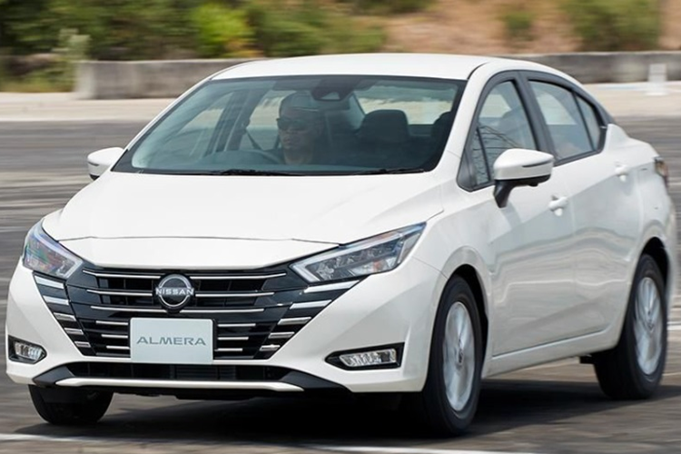 Thiết kế V-motion trên Nissan Almera được cách điệu với phần trung tâm hình thang sơn màu đen, các thanh tản nhiệt 2 bên sơn bóng. Logo Nissan mới nhất cũng được áp dụng trên Almera 2024.