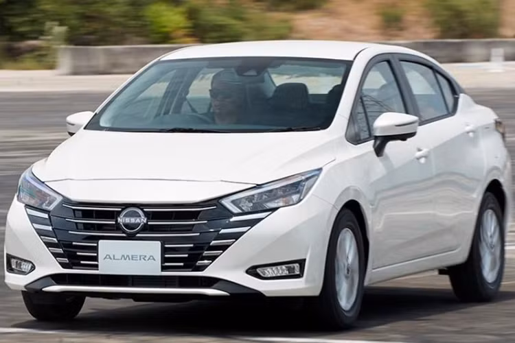 Thiết kế V-motion trên Nissan Almera được cách điệu với phần trung tâm hình thang sơn màu đen, các thanh tản nhiệt 2 bên sơn bóng. Logo Nissan mới nhất cũng được áp dụng trên Almera 2024.