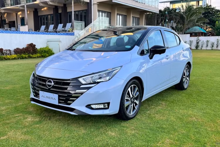 Vào tháng 6 vừa qua, có 3 chiếc Nissan Almera mới đã bị bắt gặp tại trung tâm kiểm định khí thải ở Hà Nội. Đây cũng chính là 3 phiên bản dự kiến sẽ ra mắt thị trường Việt. Hiện giá xe Nissan Almera tại Việt Nam cho 2 phiên bản lần lượt là 539 triệu và 595 triệu đồng.