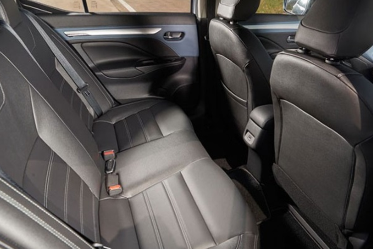 Về nội thất, cách bài trí bên trong khoang cabin hầu như vẫn được giữ nguyên. Tuy nhiên, bản tiêu chuẩn sẽ có kết nối Apple CarPlay/Android Auto khi khách hàng mua thêm gói S Plus. Phiên bản SV sẽ được trang bị bệ tỳ tay trung tâm, khay sạc điện thoại không dây.