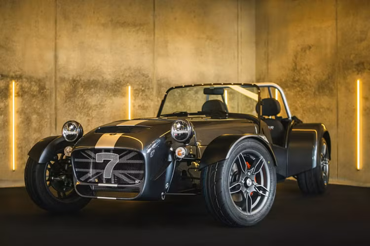 Phiên bản Caterham Seven CSR Twenty đặc biệt sản xuất giới hạn này kỷ niệm 20 năm ra đời mẫu xe CSR và là mẫu xe có trang bị thiết kế nội thất cao cấp nhất của Caterham cho đến nay. Ở ngoại thất, Caterham Seven CSR Twenty sở hữu phần đầu xe và cánh trước từ Seven 620 và có lưới tản nhiệt Union Flag hai tông màu.