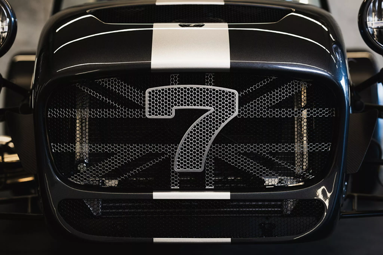 Xe sử dụng bộ mâm xe hợp kim Vulcan 15 inch độc quyền của CSR với bộ cùm phanh màu đỏ. Mẫu xe này cũng có đèn pha và đèn hậu LED và cung cấp tùy chọn giữa hai tông màu ngoại thất – Kinetic Grey và Dynamic Silver kết hợp với họa tiết trang trí tương phản.