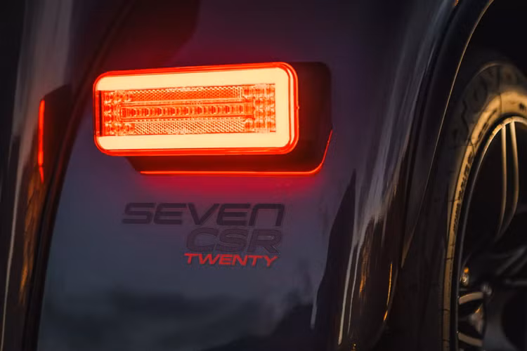 Nội thất của xe được nâng cấp so với những gì chúng tôi từng sản xuất trước đây nhờ một loạt các vật liệu chất lượng cao được sử dụng trong toàn bộ xe. Khi kết hợp điều này với khả năng xử lý phấn khích và hấp dẫn của CSR của chúng tôi, đây thực sự là một chiếc Caterham được chế tạo cho những chuyến đi đường dài hơn.”